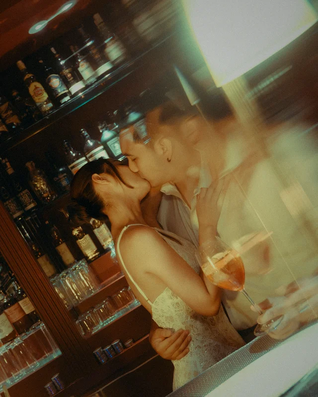 คู่บ่าวสาวจูบกันที่บาร์