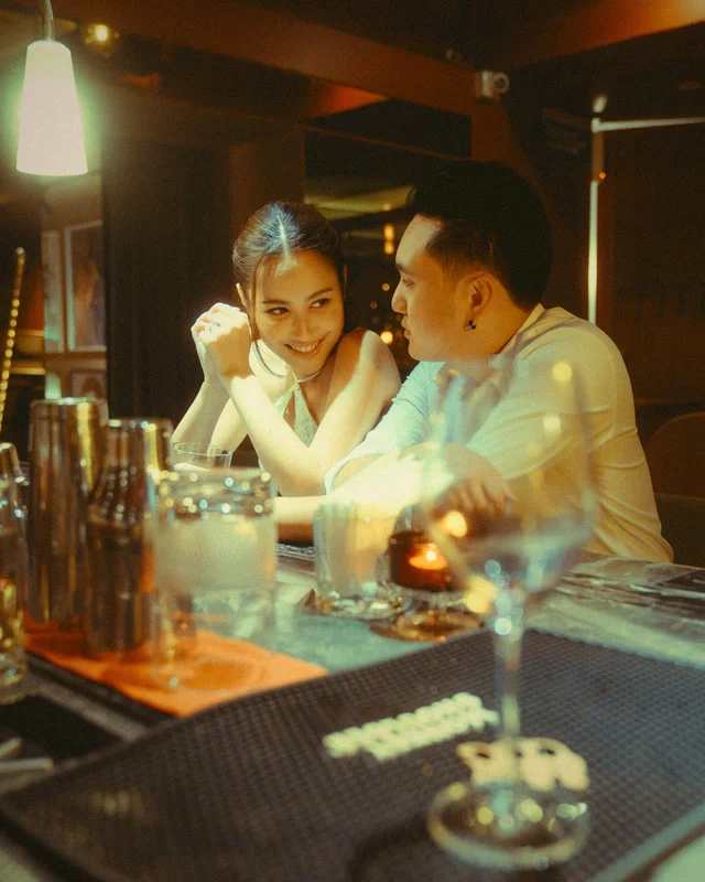 คู่บ่าวสาวสบตากันที่บาร์