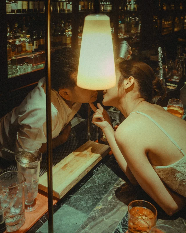 คู่บ่าวสาวจูบกันข้างโคมไฟ